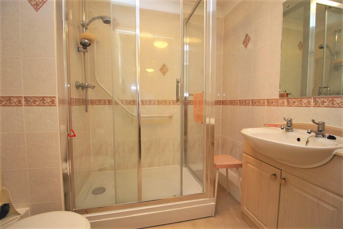 2 bed property in Sheppard Court, Reading